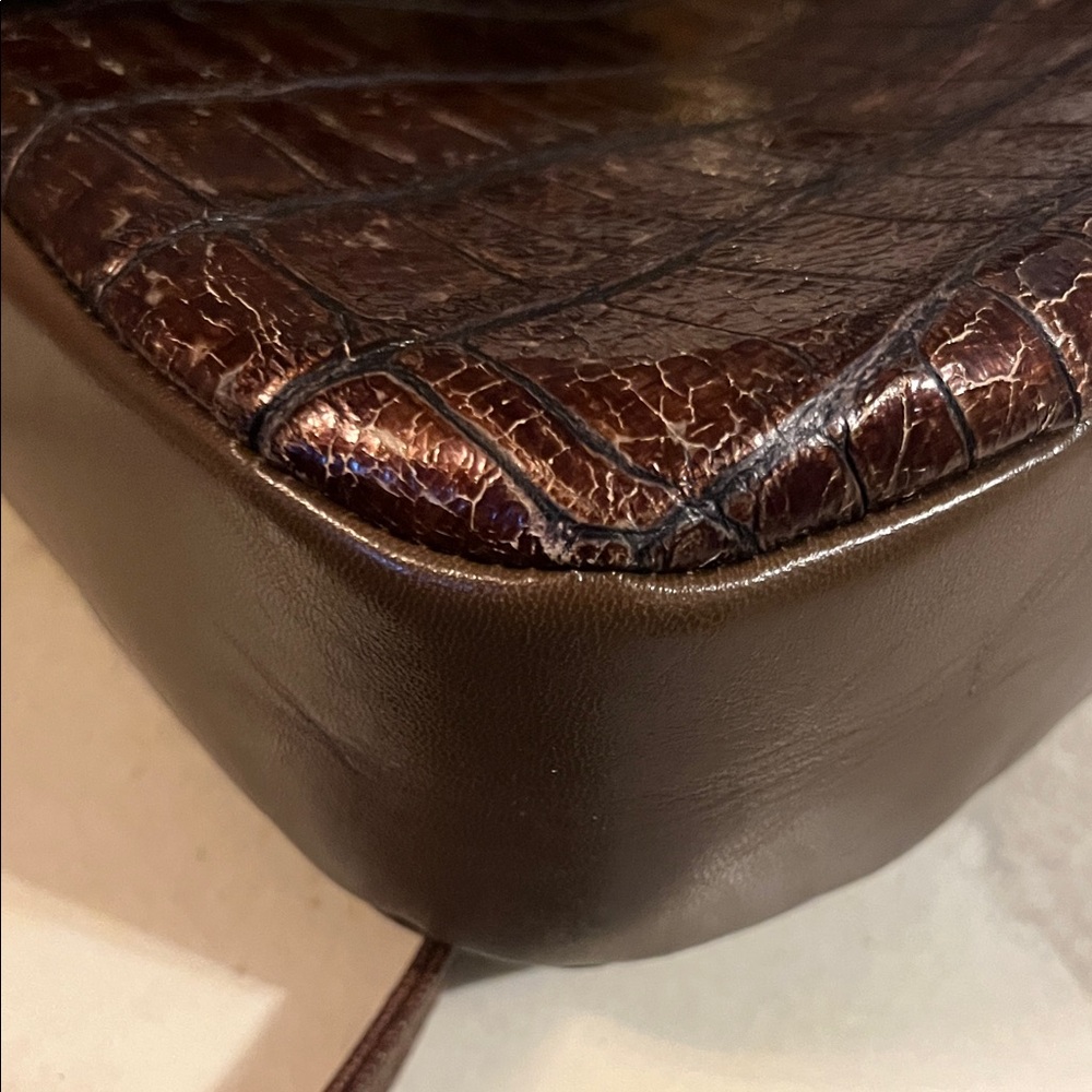 Stylish Brown Croc-Embossed Shoulder Bag - Picture 7 of 9